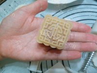 美味的莲蓉蛋黄广式月饼做法图解9)
