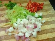 家常菜西芹洋葱鸡肉丝做法图解2)
