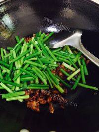 家常菜蒜苔炒肉丝做法图解6)