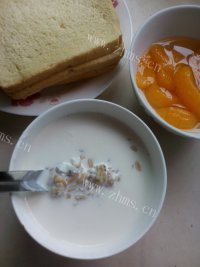 美味的牛奶燕麦粥做法图解5)