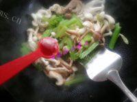 家常菜芹菜炒蘑菇做法图解10)