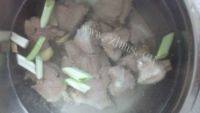 很有食欲的排骨山药汤做法图解2)