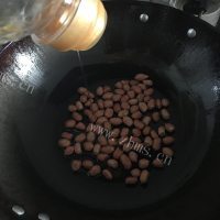 可口的蜂蜜酥花生做法图解2)
