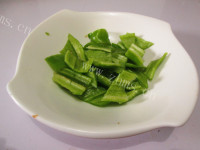 美味的鱼香肉片炒年糕做法图解5)