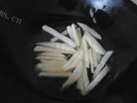 热腾腾的炸薯条做法图解7)