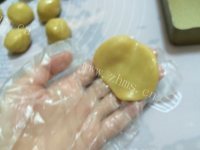 美味的椒盐五仁月饼做法图解5)
