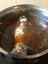 绵茵陈鲫鱼汤做法图解6)