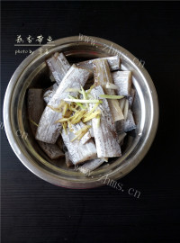 家常菜蒜香带鱼做法图解2)