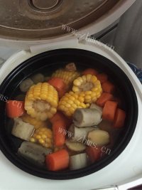 美味的牛蒡排骨汤做法图解7)