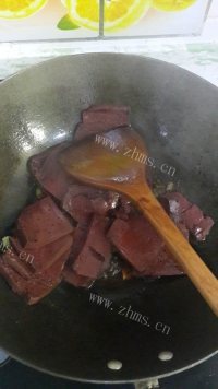 美味营养的小炒猪血做法图解7)