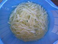 家常菜鱼香土豆丝做法图解1)