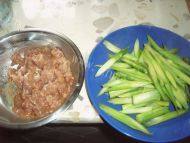 绿色食物芦笋炒肉做法图解3)