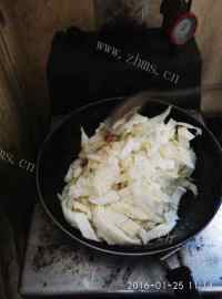 家常菜白菜炖肉做法图解4)