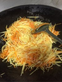 美味的胡萝卜土豆丝做法图解4)