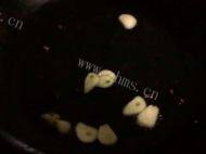 美味的金针菇蛋花汤做法图解2)