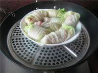 口感不错的蟹柳白菜卷做法图解8)