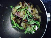 美味的折耳根炒腊肉做法图解4)