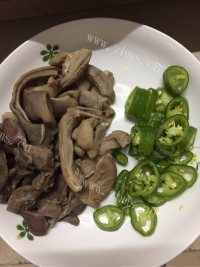 青椒炒猪肚做法图解1)