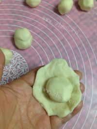 唇齿留香的豆沙菊花酥做法图解5)