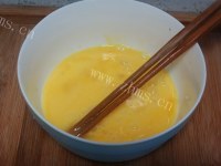 美味的酱油鸡蛋炒饭做法图解2)