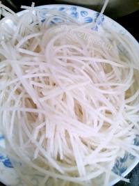 美味的酸豆角炒粉条做法图解1)