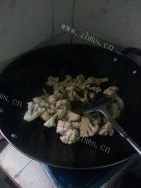 家常菜腊肠炒菜花做法图解7)