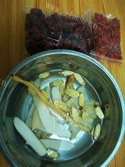 色味俱全的当归乌鸡汤做法图解1)