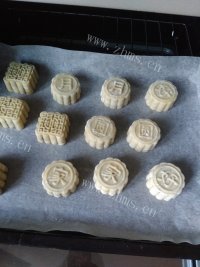 可口的豆沙馅月饼做法图解9)