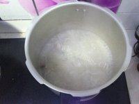 外婆教我做皮蛋瘦肉粥做法图解4)