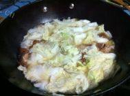 家常菜红烧肉炖白菜做法图解7)