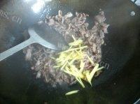 口感好的芹菜炒牛肉做法图解8)