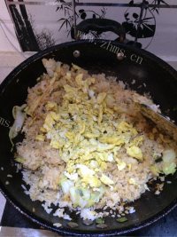 美味的包菜蛋炒饭做法图解9)