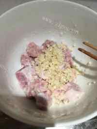 好吃的蒜泥蒸排骨做法图解4)