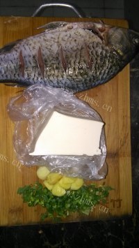 美味的豆腐鲫鱼汤做法图解1)