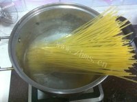 美味的番茄意大利面做法图解3)
