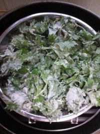 回味无穷的蒸芹菜叶