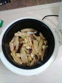 家常菜腐竹红烧肉做法图解7)