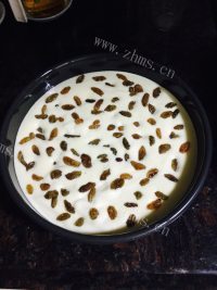自制葡萄干戚风蛋糕做法图解23)