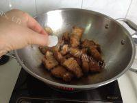 色味俱全的五花肉卤蛋做法图解7)