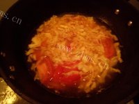 美味的洋白菜西红柿烩面做法图解5)