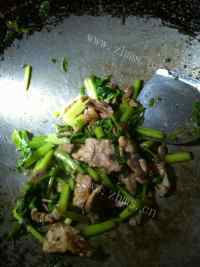 唇齿留香的芹菜炒肉做法图解8)