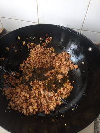 美味的红虾豆腐香锅 做法图解6)