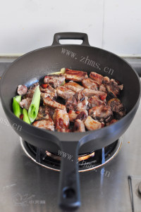 美味的土豆豆角炖排骨做法图解4)