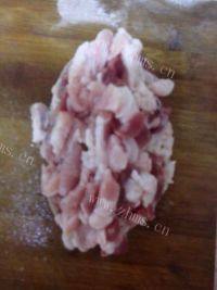 家常菜五花肉炒四季豆做法图解1)