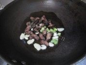 腊肉炒荷兰豆做法图解2)