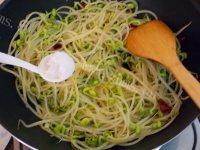 秀色可餐的素炒豆芽做法图解6)