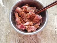 酥香香炸排骨做法图解5)