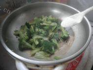 常吃不腻的西兰花炒肉做法图解9)