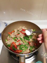 美味的双椒炒肉片做法图解6)