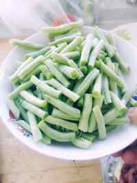 色香味浓的豆角炒肉做法图解2)